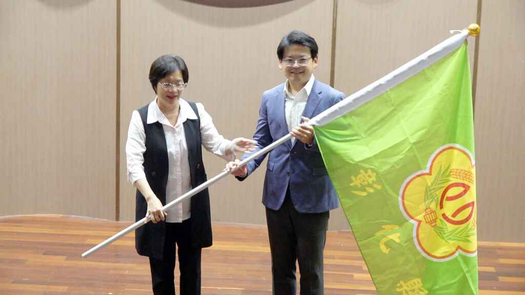 ▲彰化縣長王惠美為青少年管弦樂團行前授旗並勉勵團員,由指揮莊凱圍代表接受。(記者林明佑攝)
