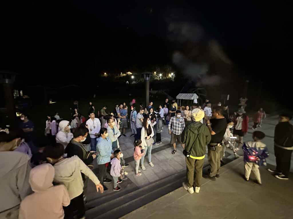 ▲公興森態園區舉辦親子賞螢活動,由YOYO台柳丁哥哥親自導覽來自高雄、雲林等地的家庭,讓親子近距認識螢火蟲。(嘉義縣政府提供)