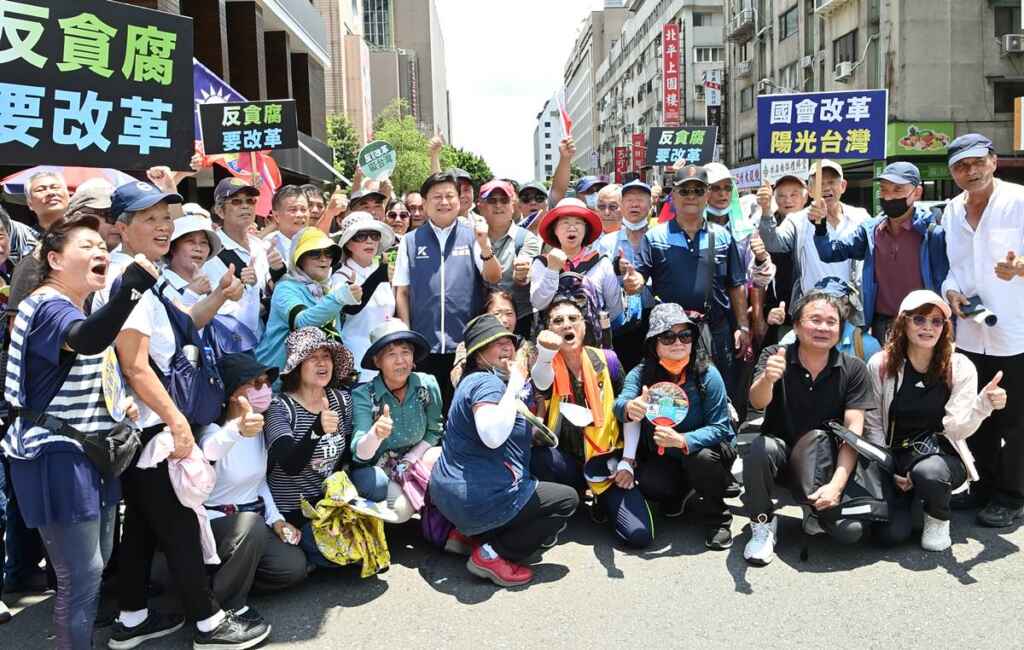 ▲現場民眾非常感動,並強調大家都是自發性的,一起邀約、一起現身力挺。(記者張玉泰攝)