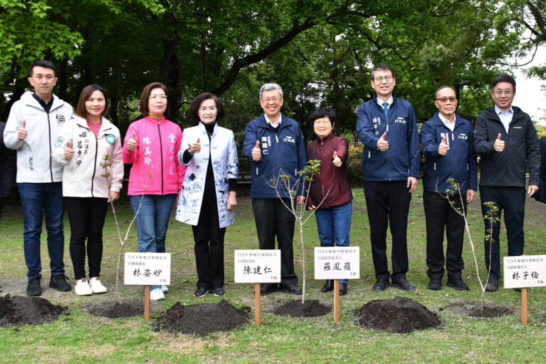 ▲陳建仁偕同夫人及貴賓至植樹區進行植樹儀式，執鏟起鍬三鏟後，並親手種下一株風箱樹。（新傳處提供）