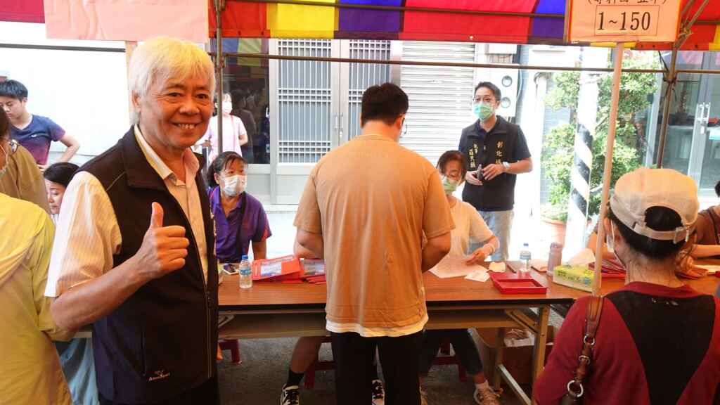 ▲彰化市長暨南瑤宮管理人林世賢因公務行程延誤,由寺廟室主任盧建州代表林世賢市長致詞向得獎者表示祝賀。(記者林明佑攝)
