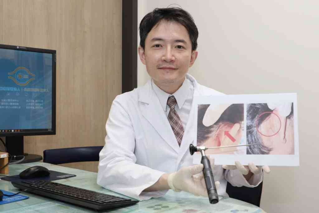 ▲張耕閤醫師指出,傳統手術有耳後五公分傷口,微創手術則無傷口。(仁愛長庚合作聯盟醫院提供)