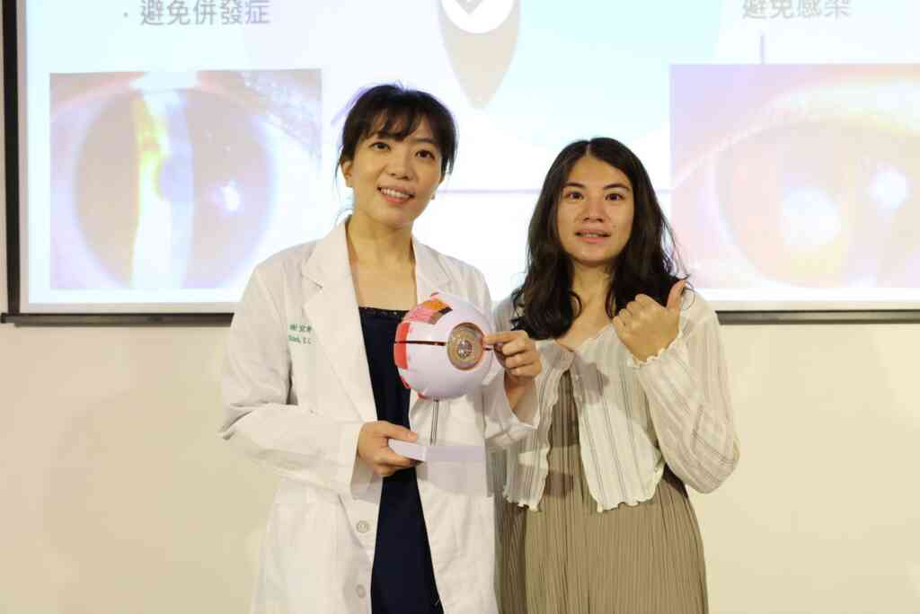 ▲29歲的陳小姐(右),近視700度,喜愛潛水活動。因為本身角膜弧度的關係,戴隱形眼鏡容易被水沖掉,且又有感染風險,經中醫大附醫眼科醫學謝宜靜醫師(左)的評估建議下接受SMILE Pro (全新全飛秒近視雷射),術後第一天雙眼裸視即可到1.0,可正常上班,目前術後二個月,恢復良好,無併發症。(中醫大附醫眼科醫學中心提供)