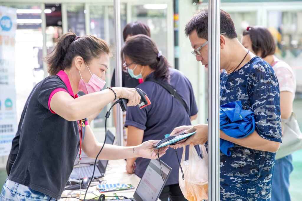 ▲徵才現場智慧化民眾入場現況。(中彰投分署提供)