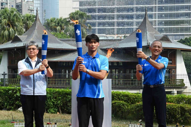 ▲臺灣體大擔任今年全國大專校院運動會的東道主，今天由柔道男神楊勇緯代表母校擔任全大運火炬手，在湖心亭引燃本屆全大運的聖火，為今年的全大運揭開序幕。（記者張玉泰攝）