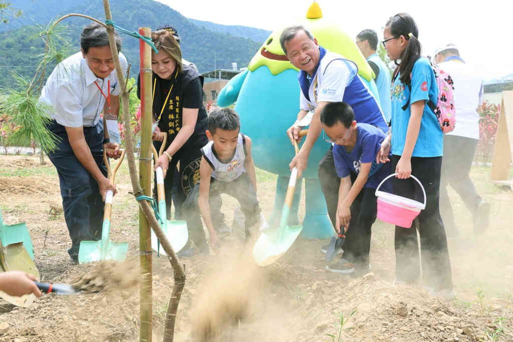 ▲南投縣響應世界地球日!一騎悠遊植樹護地球活動,吸引了上千民眾參加,共同以行動植樹減碳護地球。(記者張玉泰翻攝)