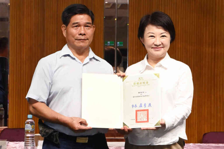 ▲盧秀燕市長親自頒發台中市農會理事長、常務監事當選證書，期勉農會新任理監事們持續為農民提供更好的服務，與市府一同擔任農民的後盾。（記者張玉泰攝）