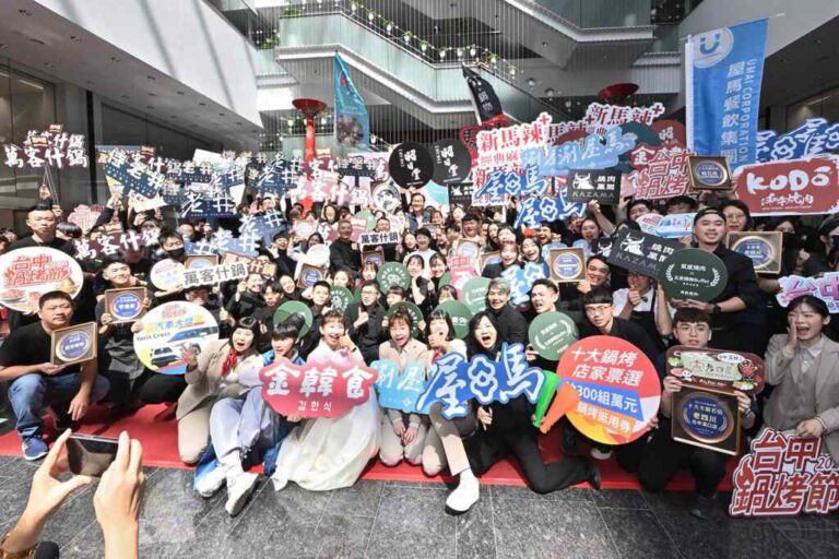 ▲台中鍋烤節「十大鍋烤店家」出爐，現場更抽出壓軸汽車大獎得主，盧秀燕市長笑稱，市府振興經濟，節慶活動一檔接一檔，「歡迎大家來台中吃鍋、吃燒烤！」。（記者張玉泰攝）