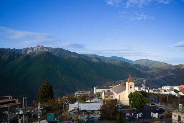 ▲梨山遠眺的耶穌堂及美麗山景。（參山處提供）