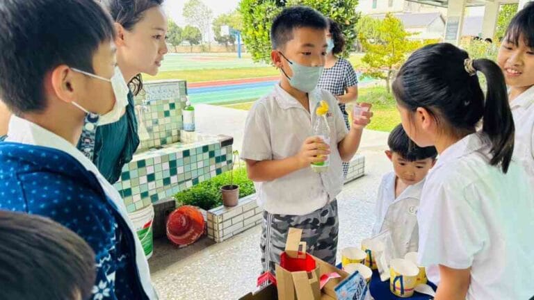 ▲為慶祝兒童節到來，土庫國小9位畢業生應用在校所學，在老師的指導下設計9個的科學知識關卡，與學弟妹共同歡度兒童節。（記者林明佑翻攝）