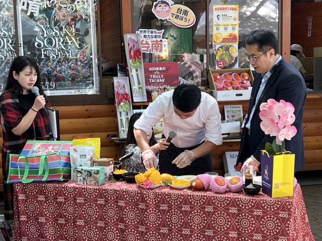 ▲黃偉哲市長與台灣最年輕的國宴主廚阿慶師,一同示範台南愛文芒果搭配日本在地食材製成甜點。(臺南市政府提供)