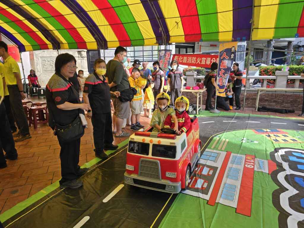 ▲小小消防衣學童穿戴及消防車體驗。(彰化縣消防局提供)