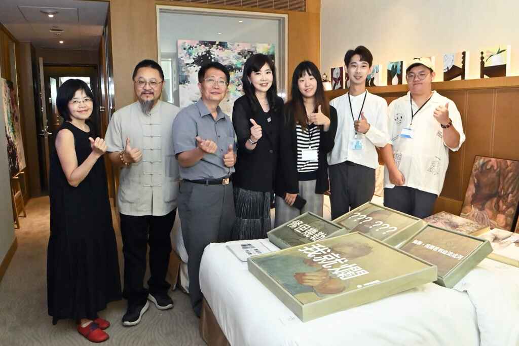 ▲中華民國畫廊協會秘書長游文玫(中)表示,今年臺中藝博回到了日月千禧酒店,這是第十二屆,我們每年7月在臺中舉辦藝術博覽會,致力於創造一個藝術的盛事。(記者張玉泰攝)