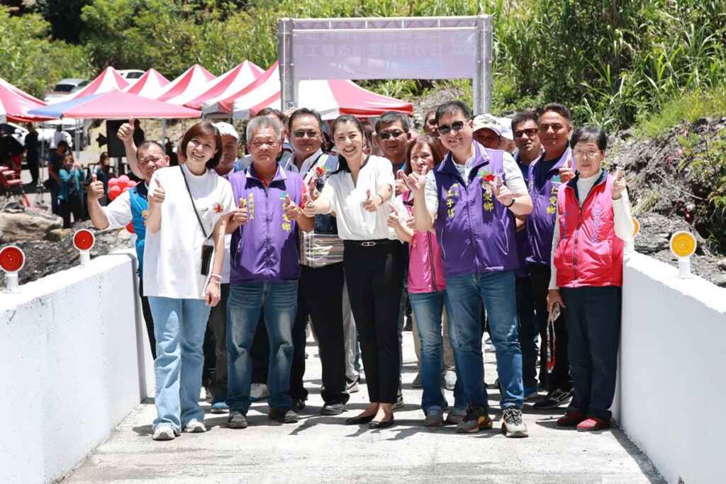 ▲南投縣長許淑華由原民局長史強陪同,前往仁愛鄉發祥村參加梅村部落往力行鋼便橋改善工程的通車典禮。(記者張玉泰攝)