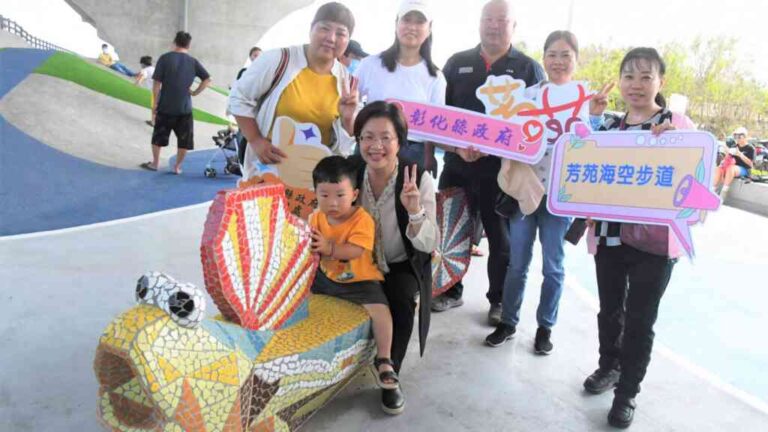 ▲芳苑海空步道橋下空間優化，鄉親可以漫步在可愛的濕地生態公仔，還有休憩廣場和導覽解說牌供生態教學，及特色浪型座椅讓孩童有遊玩休憩的空間。（記者林明佑翻攝）