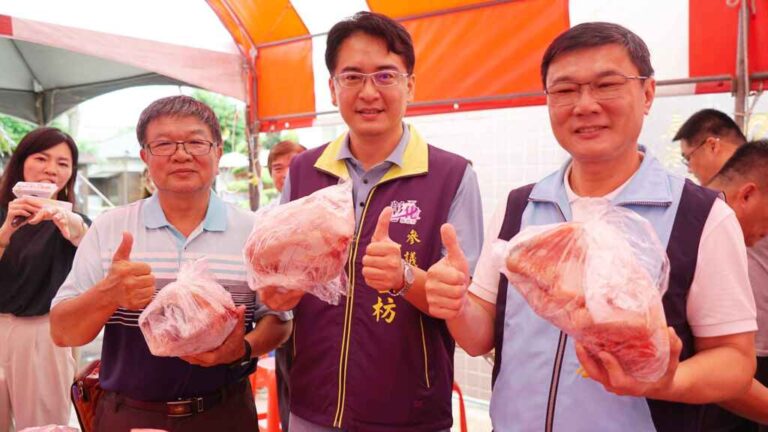 ▲2024鹿港食農教育推廣-粽情鹿港享樂食雞活動今天在鹿港鎮公所前廣場熱鬧登場，鹿港鎮長許志宏希望透過品嚐肉粽與土雞料理，搭配在地土雞肉促銷展售，提升民眾對於食農教育的認識。（記者林明佑翻攝）