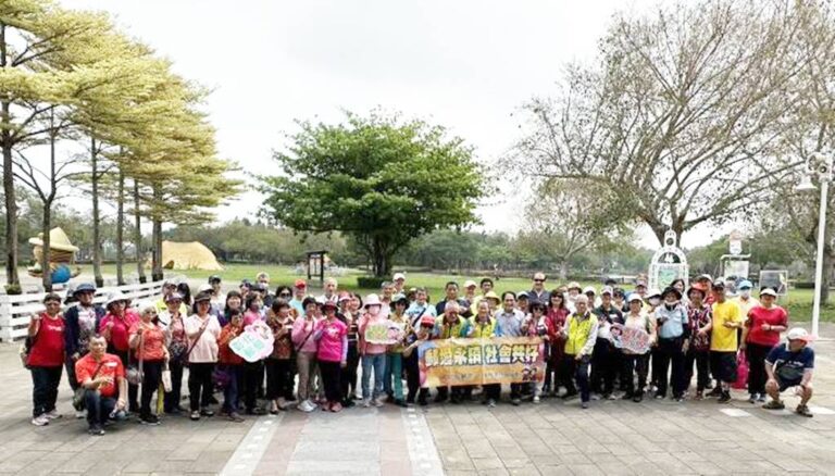 ▲彰化郵局「中華郵政樂齡運動-溪州公園踏青郊遊悠遊樂」活動，共計92人參與活動，現場氣氛熱絡。（記者林明佑翻攝）