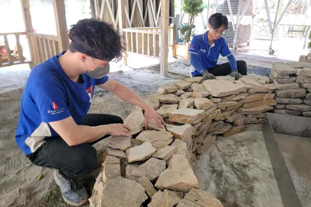 ▲造園景觀職類國手李宇凱(左)與林冠宏(右)於中彰投分署培訓情形。（記者林明佑翻攝）