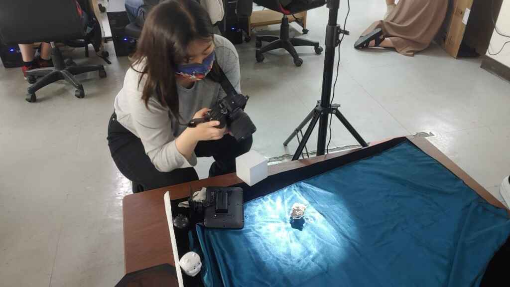 ▲學員參加文創數位影音創作實戰班學習攝影技巧。（中彰投分署提供）