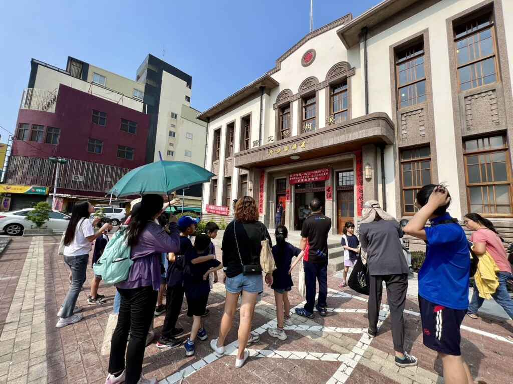 ▲走讀溪湖中街的歷史文化,活動超過400多人一起參加,可說是盛況空前非常踴躍,也彰顯了湖北國小對於學生全面發展的關注。 (記者林明佑翻攝)