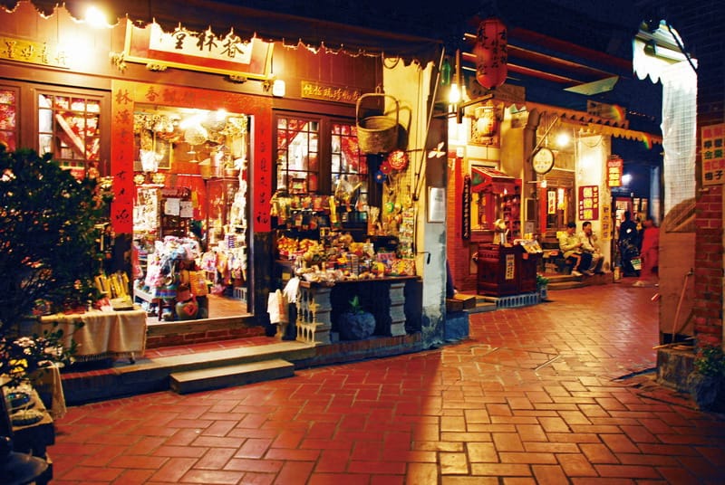 ▲大數據掌握彰化旅遊新趨勢,據112年1月至12月數據,鹿港老街周邊遊客人次最多,排行第一名。(彰化縣政府提供)