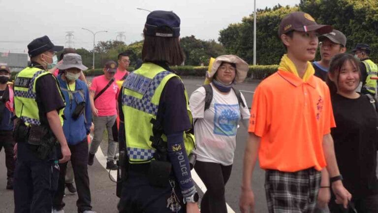 ▲大甲媽祖遶境彰化縣境，彰化縣警察局除了加強鑾轎安全維護以外，對遶境活動期間可能造成的交通影響，更規劃相關因應的交通疏導管制措施，以維護道路交通安全與順暢。（記者林明佑翻攝）