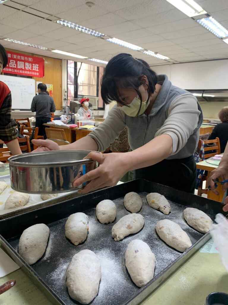 ▲新住民玉新上課認真學習烘焙技巧。（中彰投分署提供）