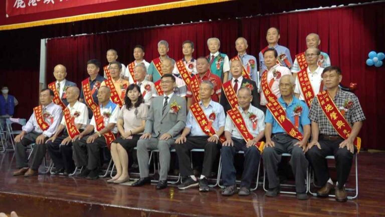 ▲鹿港鎮長許志宏表揚由各里及社團所推選的25位模範父親，他們用自己的行動，詮釋了父親的責任與愛，也為社會樹立了良好的典範。（記者林明佑攝）