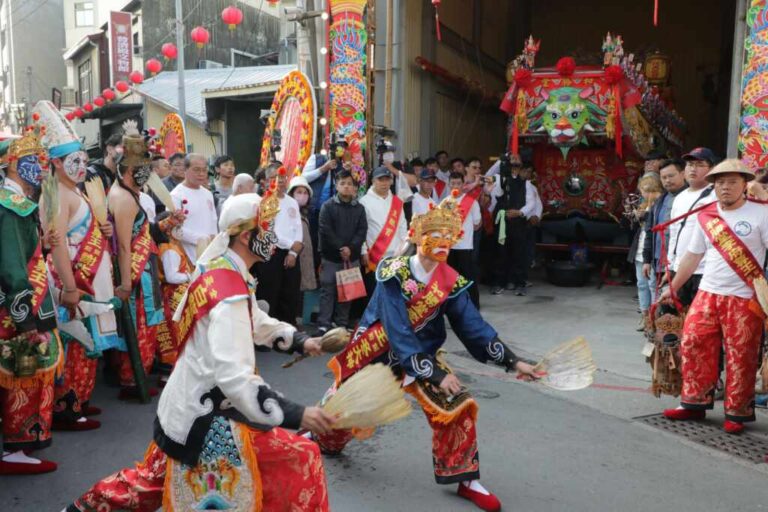 ▲普濟殿境和勝堂王獻祈安大典，臺南市長黃偉哲受邀出席迎接王船回廠，並透過落錠安座祈福儀式，象徵2024年臺南400一錠(定)成功。（台南市政府提供）