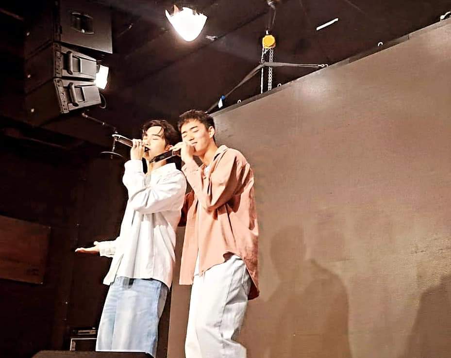 ▲AcQUA源少年黃莑茗、須弘道〈期待著你的出現〉。(楊小雯拍攝)