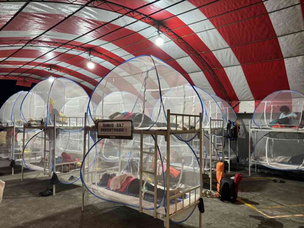 ▲簡單集團在公司門口搭設了10座上下舖共20床位,每個床位都架設蚊帳並鋪上公司新產品「台灣米床」,讓徒步進香的香客可以得到充分的休息。(記者林明佑翻攝)