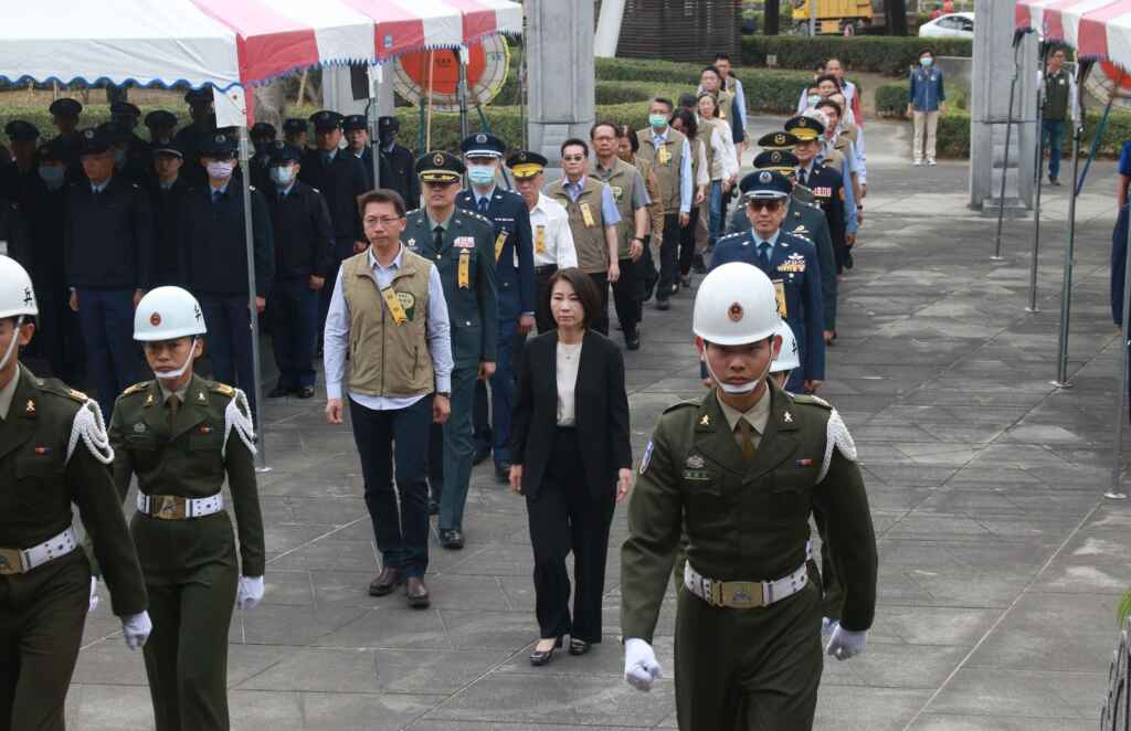 ▲屏東縣長周春米率縣府團隊、軍民警單位，為烈士們獻上最高的敬意，場面莊嚴隆重。（屏東縣政府提供）