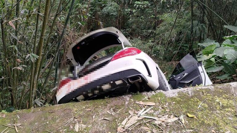 ▲男子從桃園汽車旅館被擄走後，塞進汽車後車廂，被警方尋獲時已無呼吸。（翻攝記者爆料網）