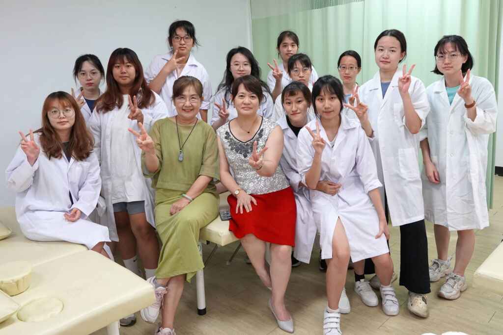 ▲大葉大學藥保系學生考取瑞典式按摩國際證照。(大葉大學提供)