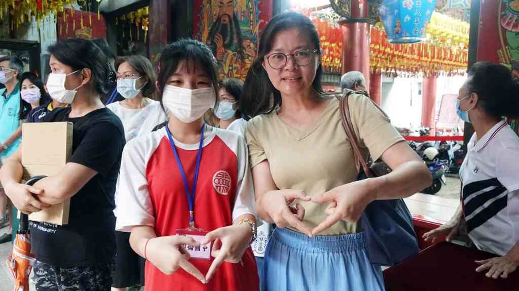 ▲員林福寧宮獎助學金頒發,只要各校校長和老師所提報的學生都有頒發,就是要鼓勵學生認真讀書,以後進入社會,有能力也能回饋社會。(記者林明佑攝)