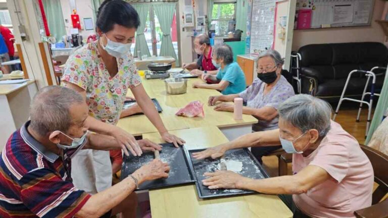 ▲彰化榮家日照中心於今天安排「古早味蛋餅手作活動」，不僅能勾起大家的美好回憶，還能藉此訓練手、眼、腦的協調，達到療癒身心的效果。（記者林明佑翻攝）