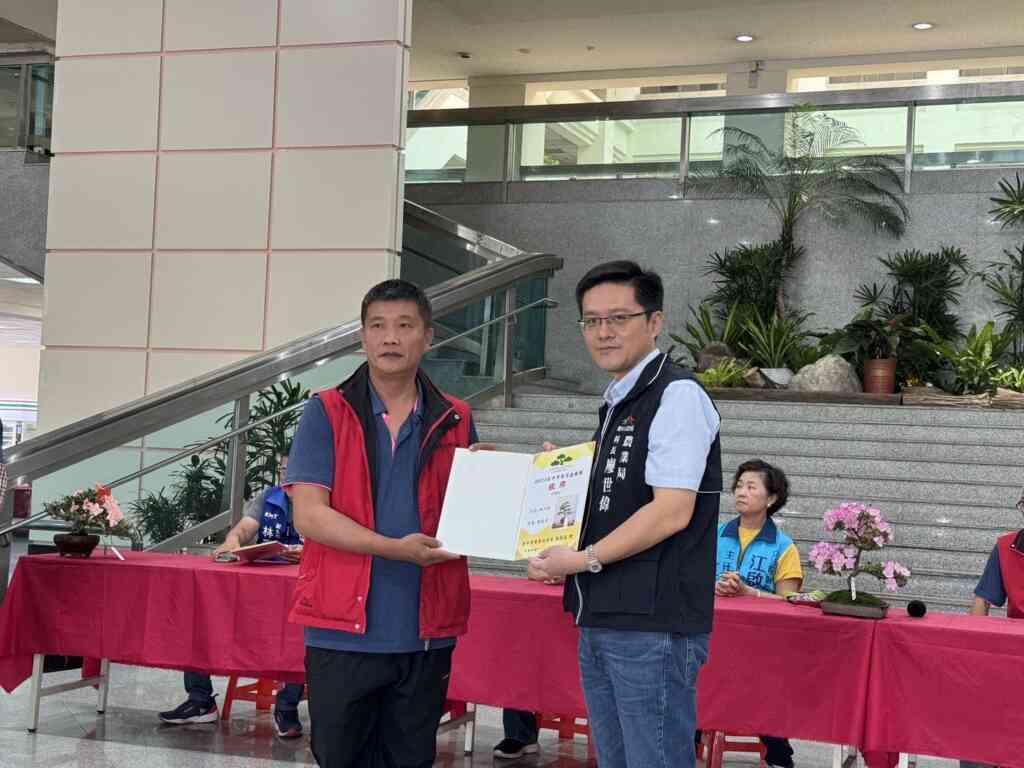 ▲ 與會來賓與得獎農民合照。(記者廖妙茜翻攝)