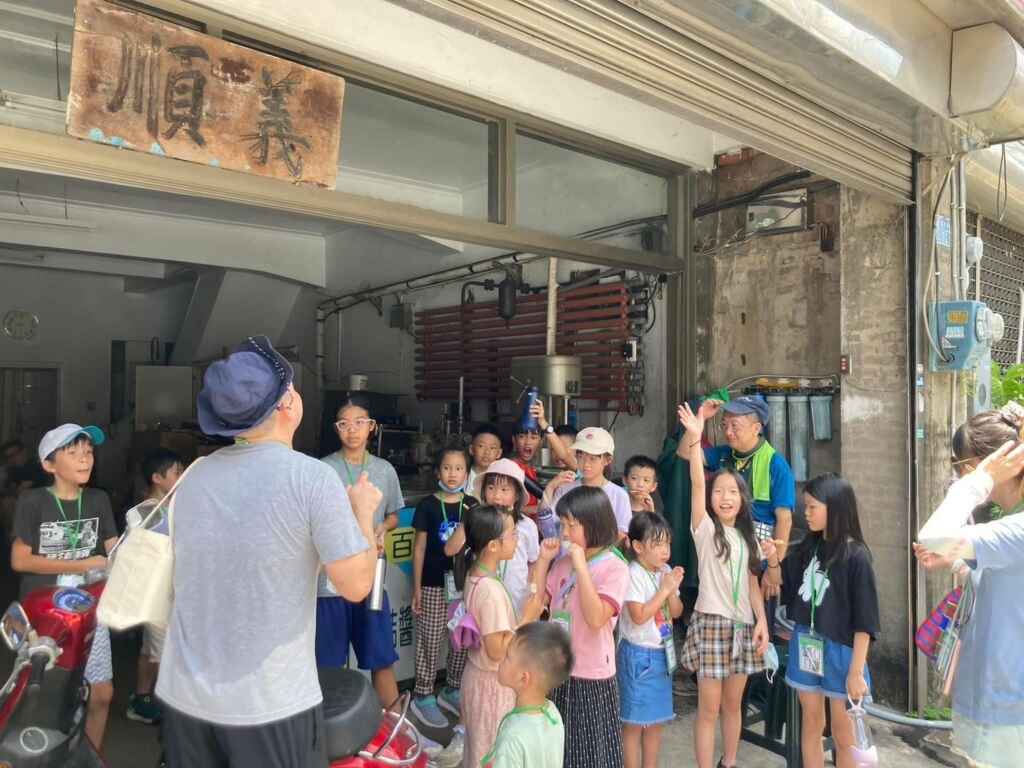 ▲「吳濁流時光隧道親子慢旅」特別加開公益場次與新竹家扶中心合作,提供100位弱勢學子們免費參與。(新竹縣政府提供)