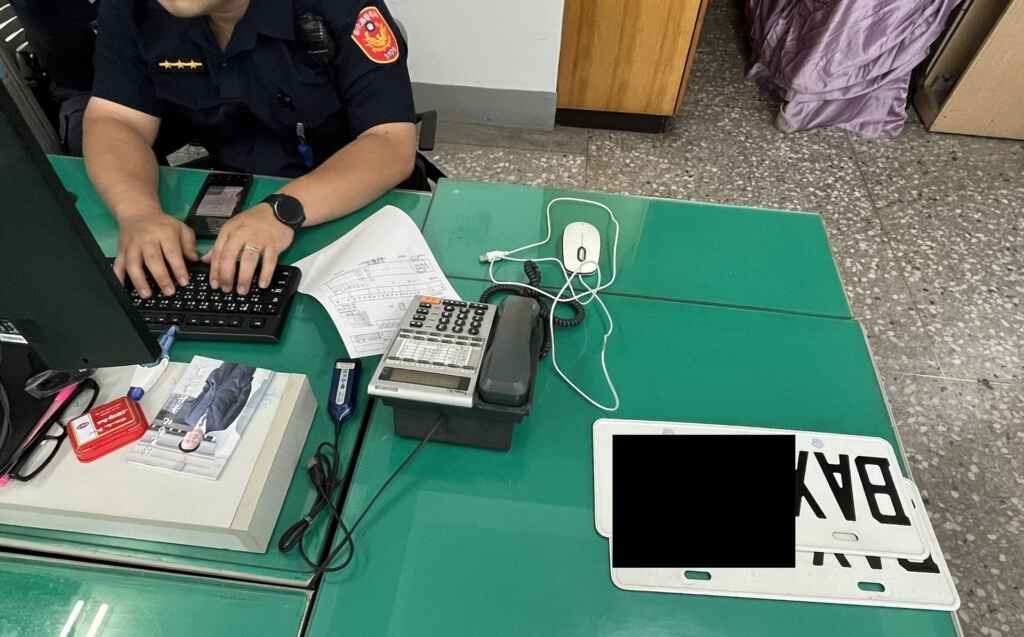 ▲客製化偽造號牌矇混闖關、以假換真,遭彰化監理站擋下,依《刑法》偽造文書罪移送。(彰化監理站提供)