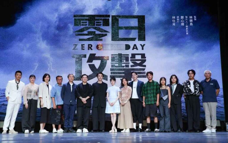 ▲《零日攻擊Zero Day》記者會卡司公開，演員藍葦華（左起）、任敏嫻、鄧九雲、游安順、陳文彬、杜汶澤、高橋一生、連俞涵、陳妤、許時豪、謝章穎、李杏、洪群鈞、莊凱勛、柯一正。（零日文創提供）