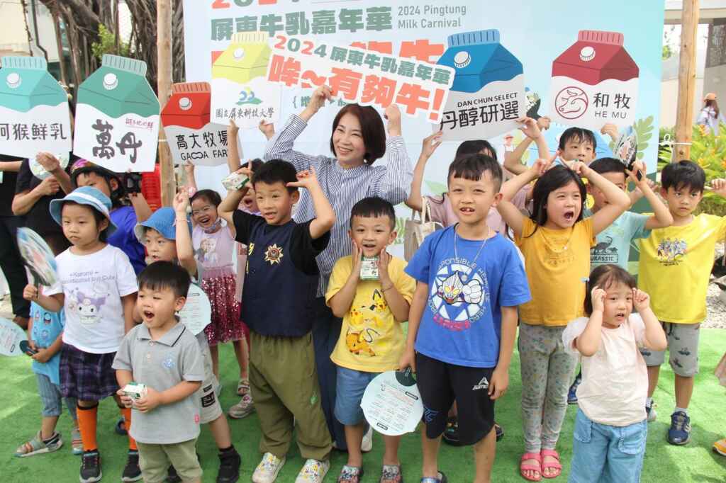 ▲首屆屏東牛乳嘉年華今(18)日勝利星村熱鬧登場,結合屏東鮮乳品牌與特色美食逾20個攤位,吸引了大批民眾前來參加。(屏東縣政府提供)