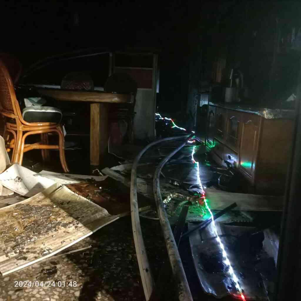 ▲彰化市中山路一家透天厝輪胎行今天凌晨發生住宅火警,幸有屋主裝設住宅用火災警報器偵測到濃煙並發出警報聲響及時警示,消防員搶進火場將被受困及濃煙嗆傷的10人別送往彰化基及秀傳醫院救治,幸好無大礙。(彰化縣消防局提供)