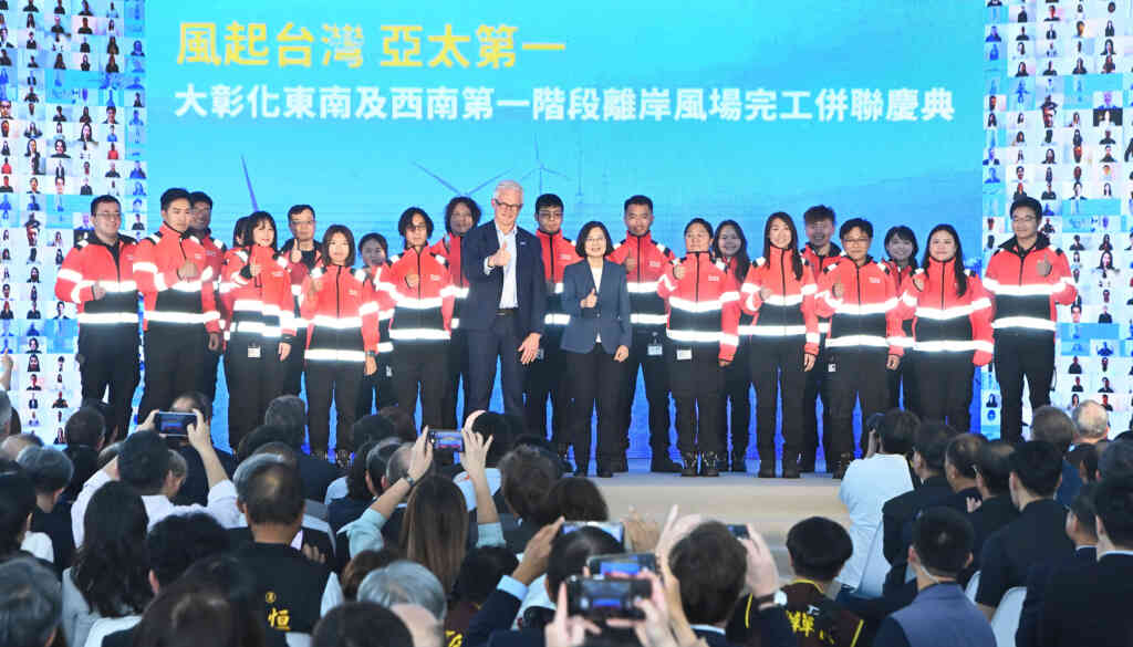 ▲沃旭能源今天位於台中港的沃旭台灣離岸風場運維中心舉辦慶祝典禮,宣布大彰化東南及西南第一階段離岸風場完工併聯。(記者張玉泰攝)