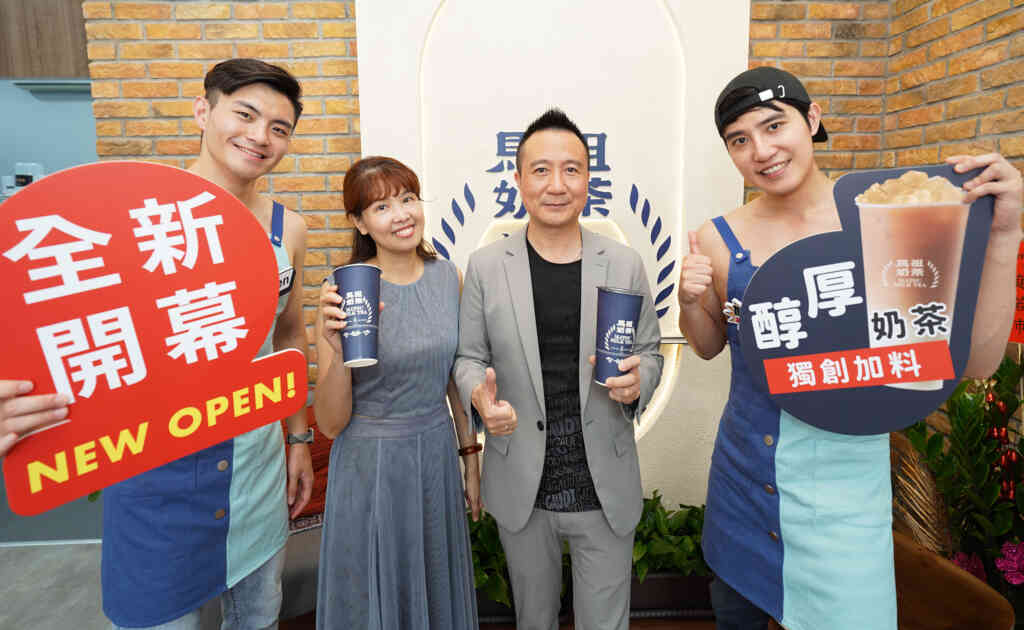 ▲「馬祖奶茶」邀請兩位猛男擔任一日店長,近距離與民眾共同製作招牌「海燕窩厚奶茶」嬌羞聲不斷。(記者張玉泰攝)