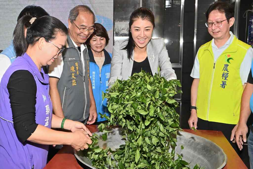 ▲南投世界茶業博覽會10月5日開幕當天有千人擂茶。(記者張玉泰攝)