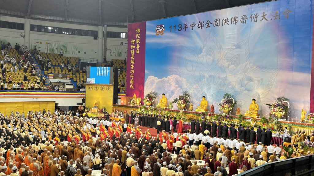 ▲113年中部全國供佛齋僧大會今天日在彰化縣立體育館莊嚴盛大辦理,約1萬8千位法師長老、信眾、義工齊聚祈福,同沐法喜。(記者林明佑攝)