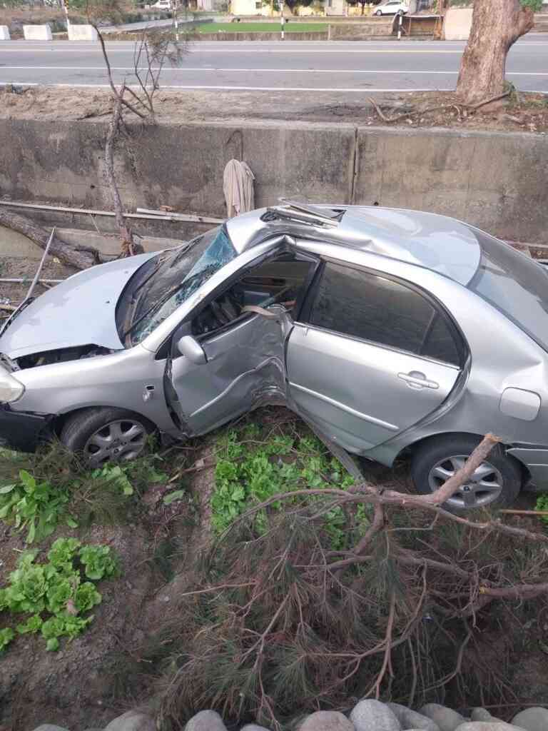 ▲苑裡男因不明原因將車輛駛入菜園，造成車輛腰折毀損。（苗栗縣政府提供）