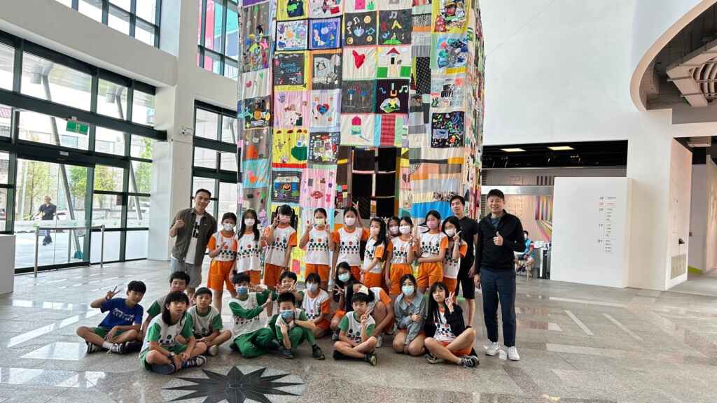 ▲大元國小學童與策展人吳尚霖合影。(台中市文化局提供)