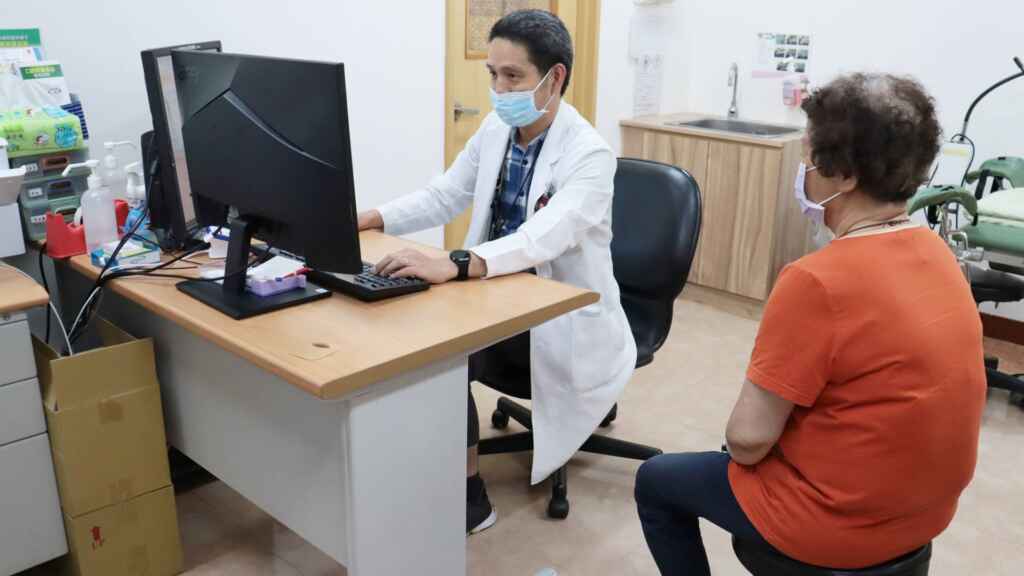▲衛福部彰化醫院放射腫瘤科醫師林伯儒考量到楊女士年紀漸長,於是肝膽腸胃科轉介到放射腫瘤科,進行俗稱光子刀的「身體立體定位放射治療法(SBRT)」。(彰化醫院提供)