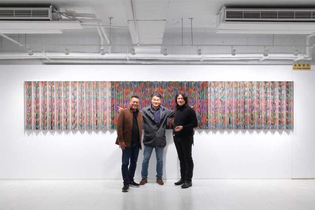 ▲《幻境山水2024─宋璽德個展》開幕式,與談人、藝術家於長5.5公尺新作前合影。(大象藝術空間館提供)